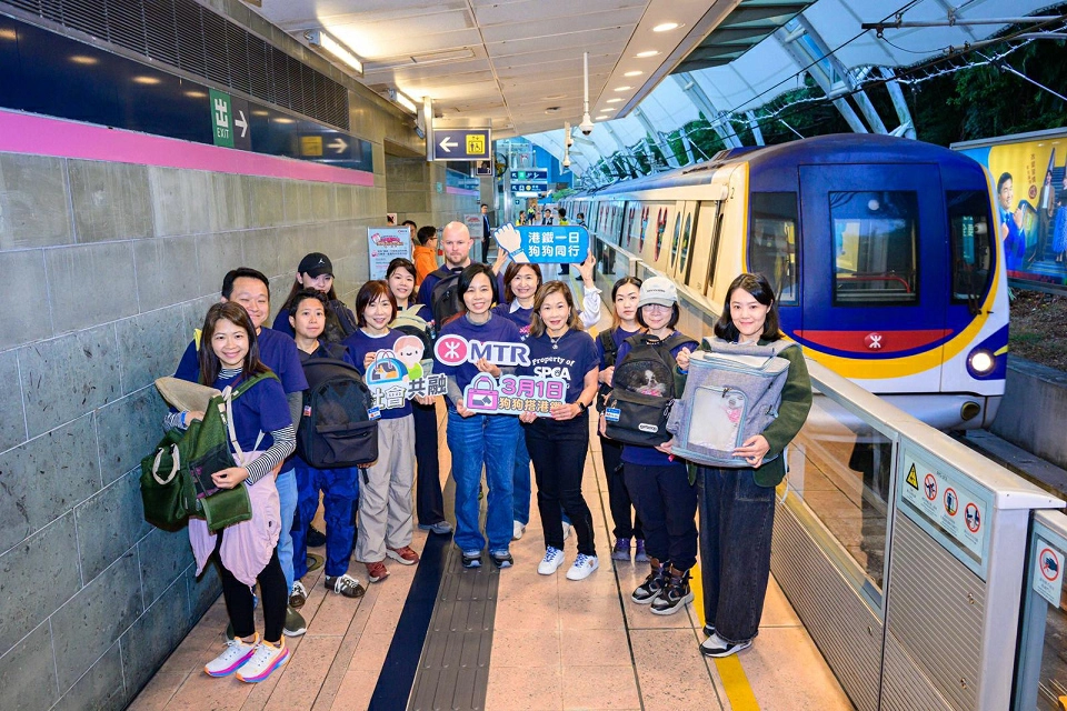 港鐵首次開放重鐵網絡 市民今日可攜愛犬乘港鐵出行