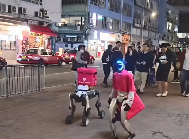 有片〡機械人鬧市送外賣 網民稱是宣傳活動