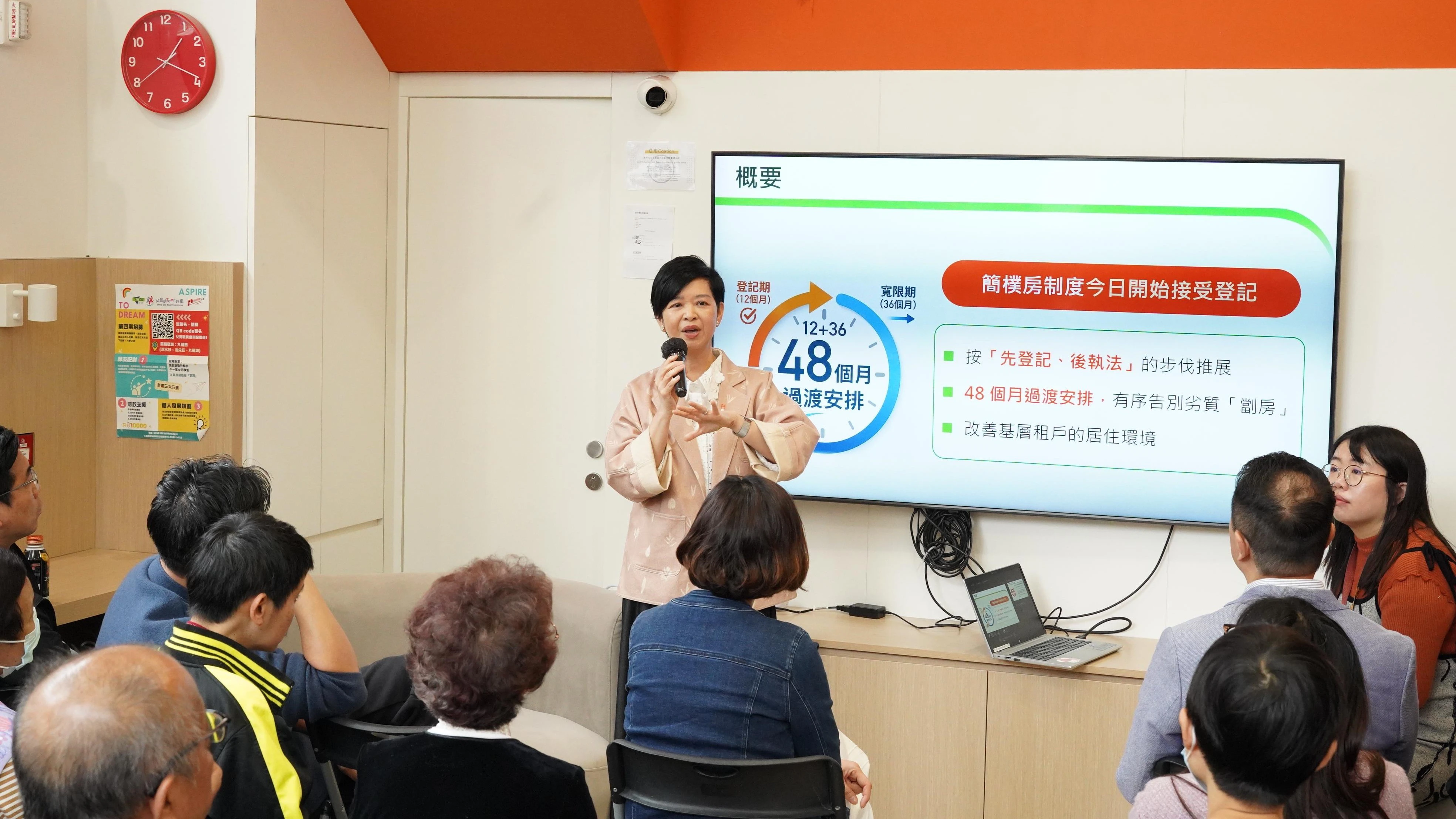 何永賢落區向劏房戶講解簡樸房條例及探訪白田邨家庭