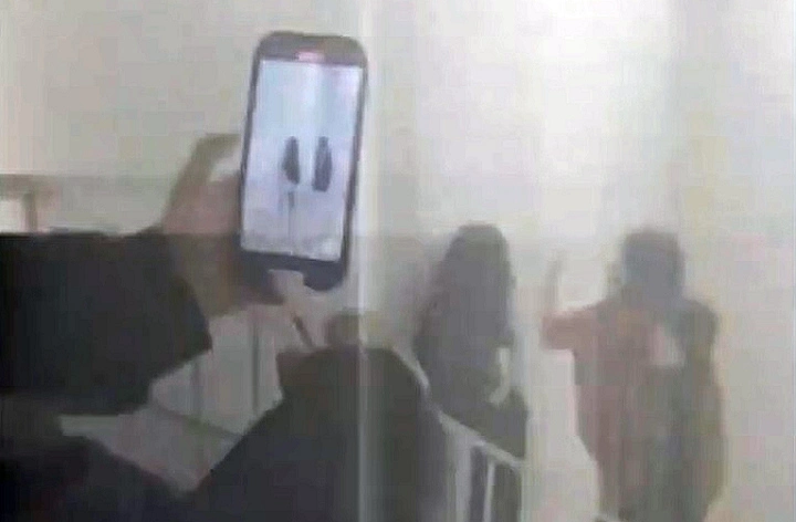 有片〡粉嶺皇后山童黨梯間霸凌 女童遭掌摑同黨亮氣槍拍攝