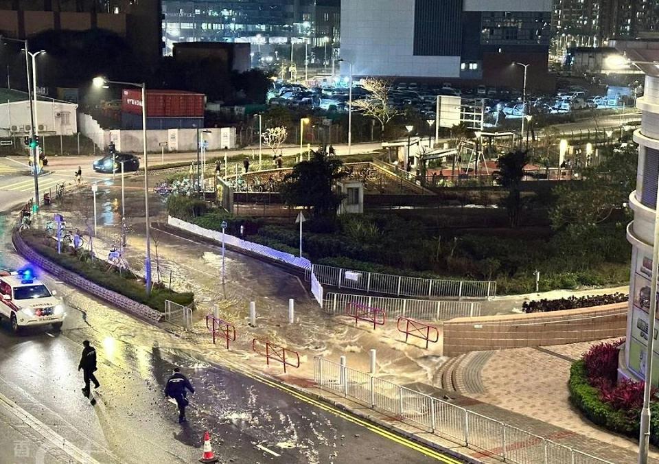 有片｜調景嶺爆水管現小噴泉 水務署搶修爭取今晚恢復供水 