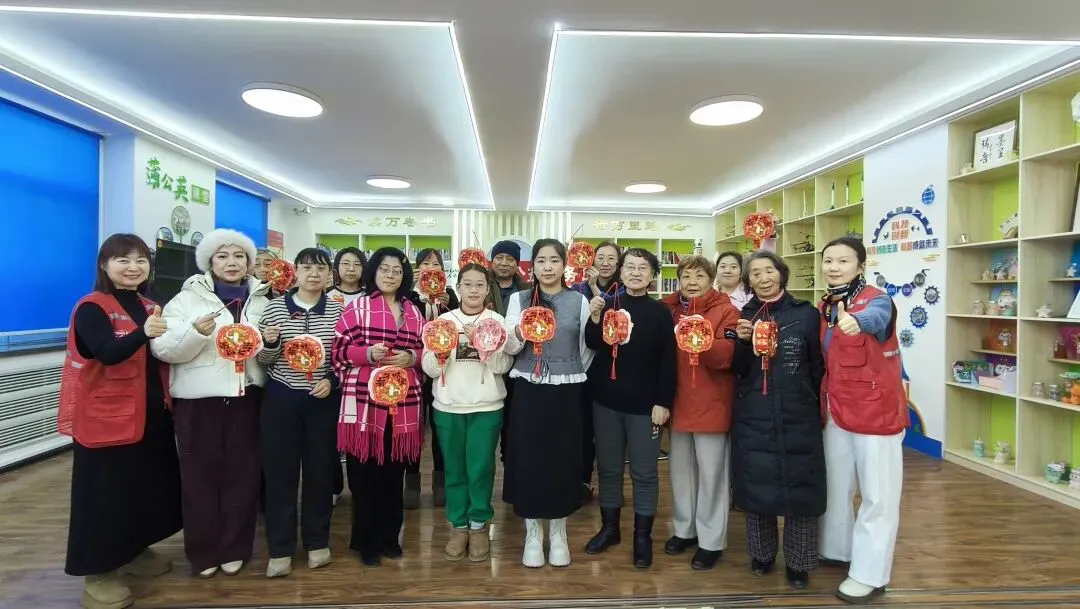 哈市香坊區圖書館樂園社區分館開展「巧手制燈 鄰里同歡」公益手工活動