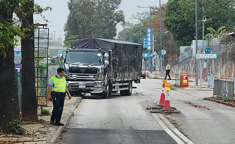 有片〡青山公路私家車疑爬頭越線 迎頭撞貨車交通嚴重受阻
