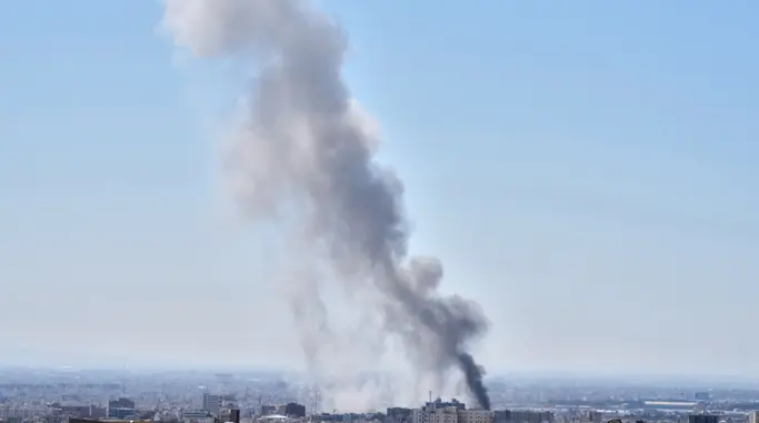 美以空襲伊朗東南部港口 百余艘漁船起火