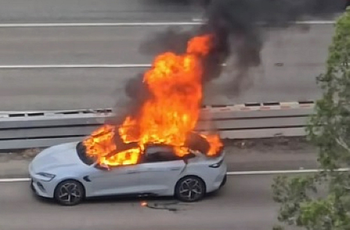 有片〡屯門公路電動車起火司機及時逃生幸無受傷-香港商報