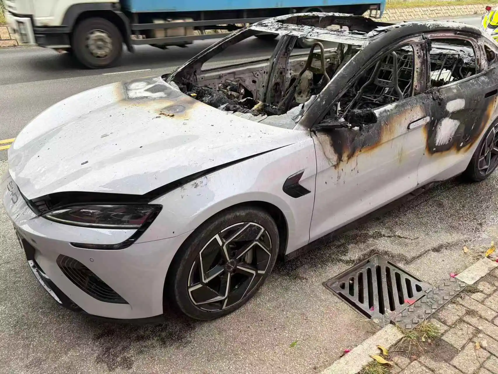 比亞迪公布屯門公路起火事件初步調查結果：火源為車內外置充電寶 底盤「刀片電池」完好無損