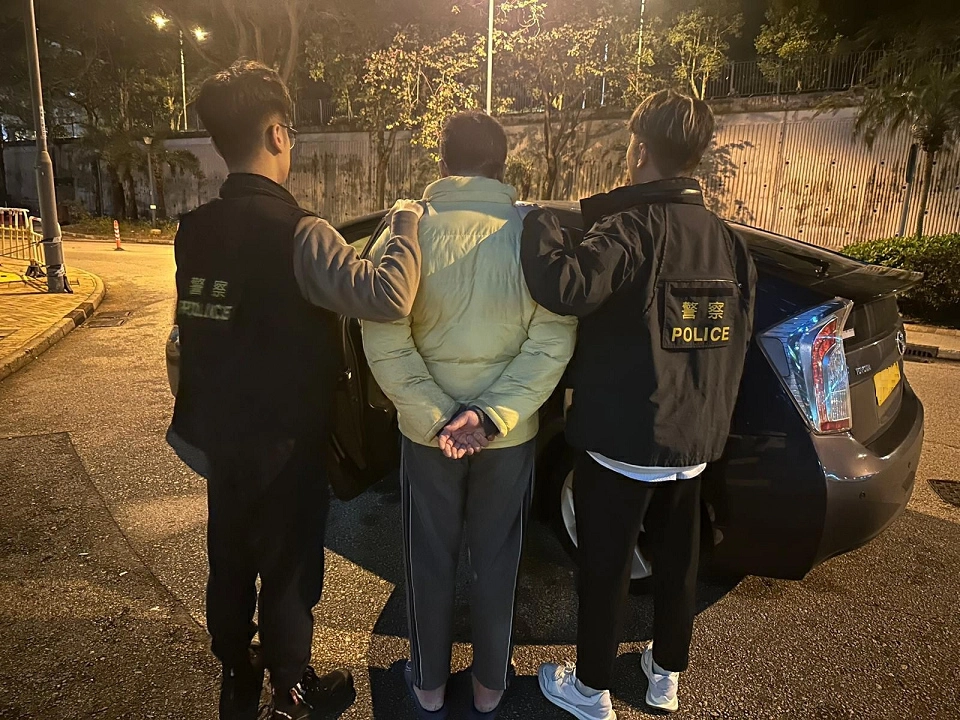 將軍澳追債淋潑紅油 警方拘一男涉兩宗案