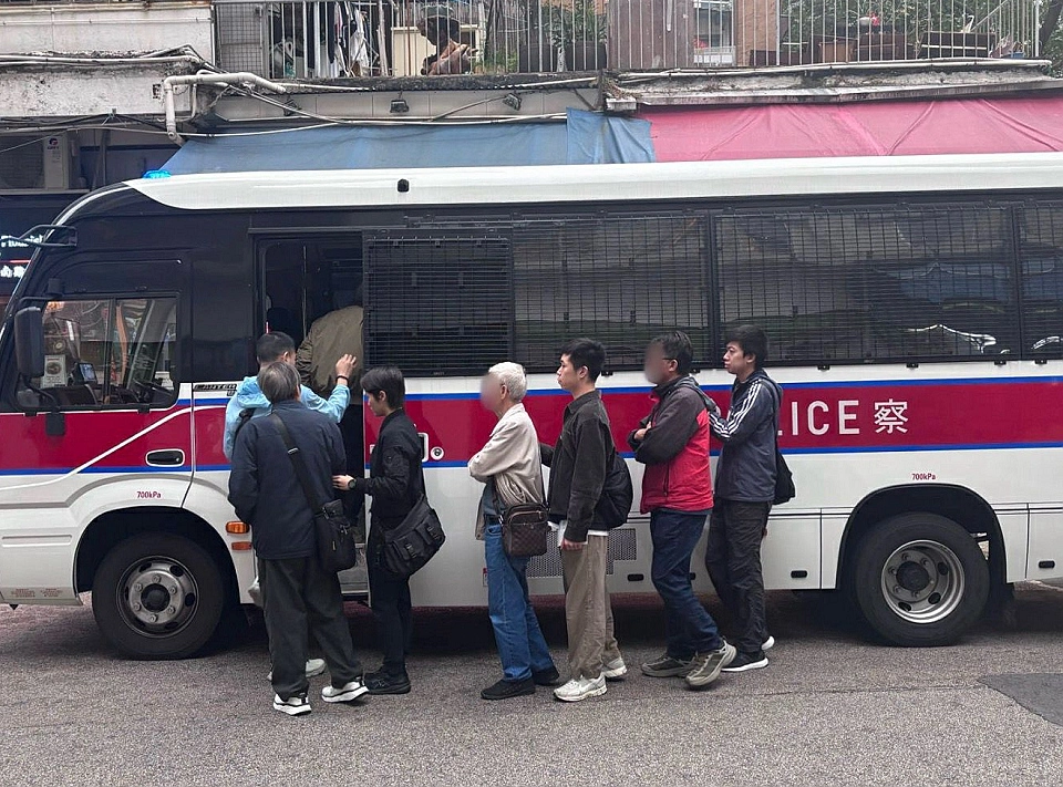 警方葵涌打擊街頭賭博拘4男