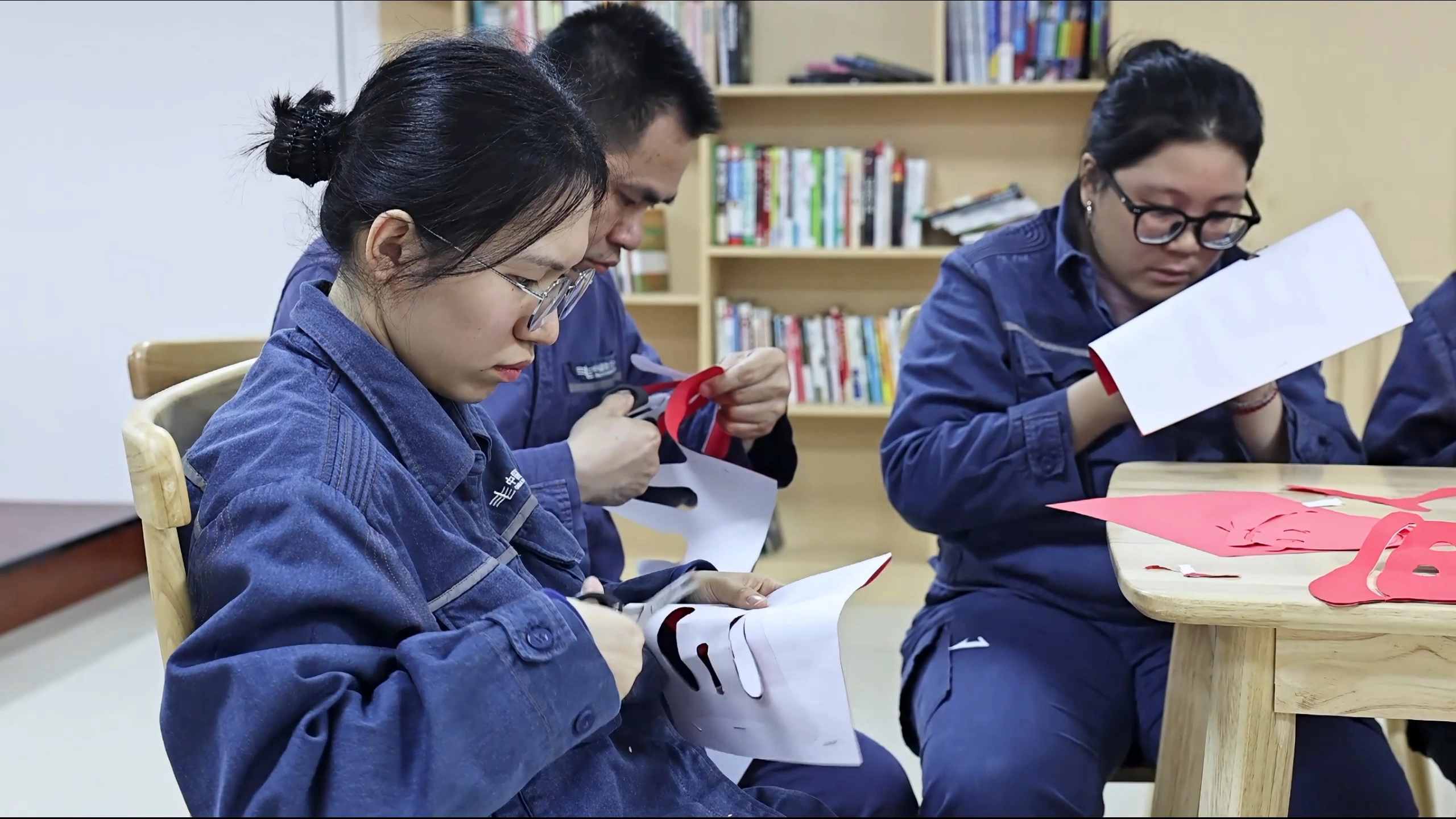 桂容縣讓青年員工在指尖技藝中感受非遺魅力
