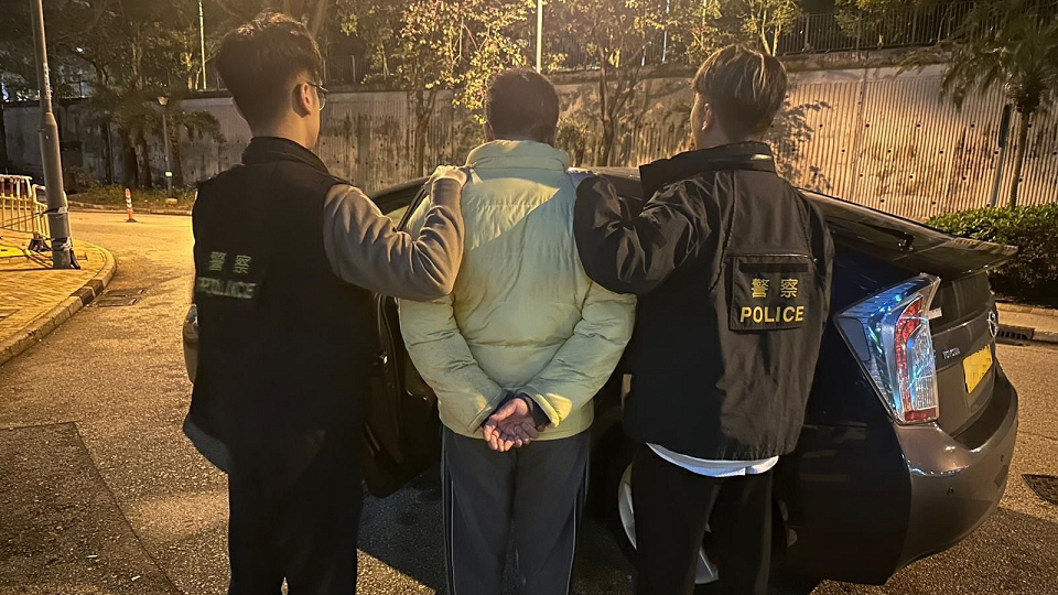 警方將軍澳拘捕33歲男子 涉2宗追債淋潑紅油案