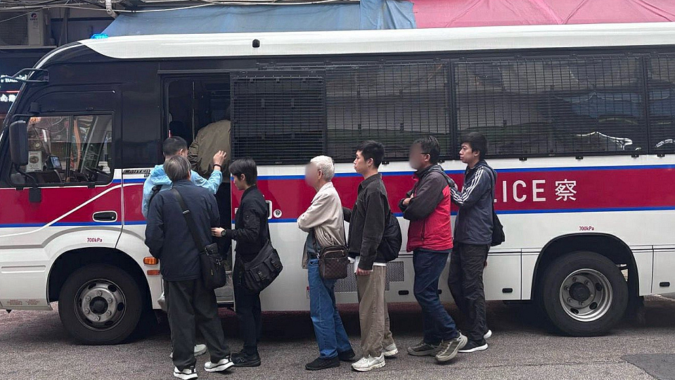 警方葵涌打擊街頭非法賭博 拘捕4名男子