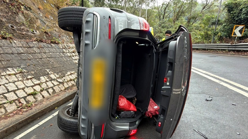 Benz電動車荃錦公路撞小巴後翻側 小巴司機受傷送院