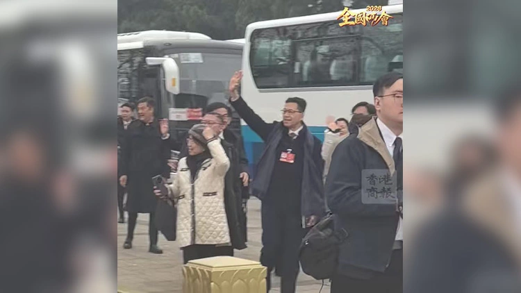 有片｜港區全國人大代表團亮相人民大會堂 揮手致意盡顯風采