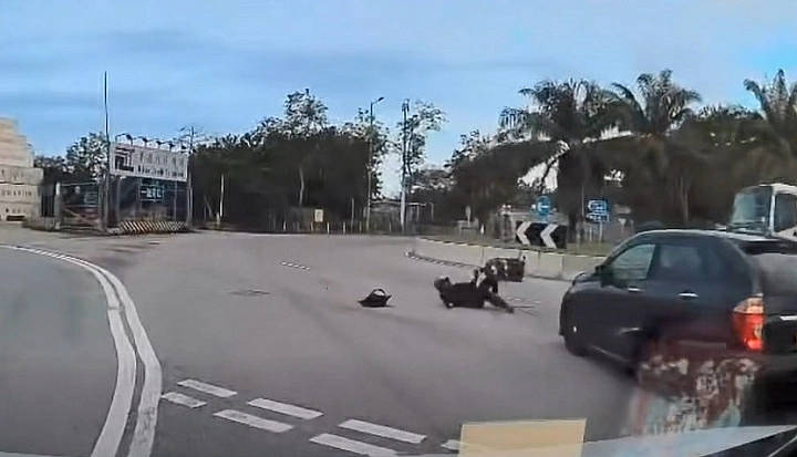 有片〡屯門龍門路電單車捱私家車撞 網民熱議：停牌一世