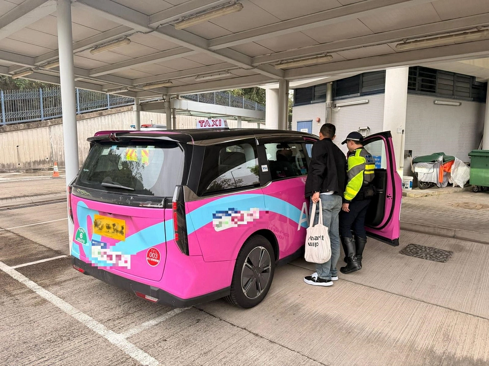 警方深圳灣打擊的士招攬乘客 票控兩名違法司機