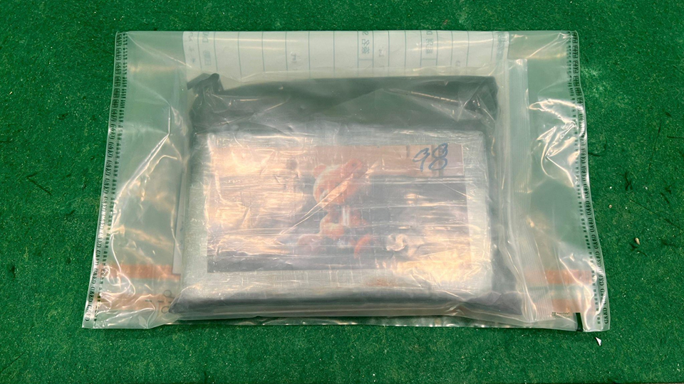 海關機場檢值100萬元可卡因 拘捕2名大馬抵港男子