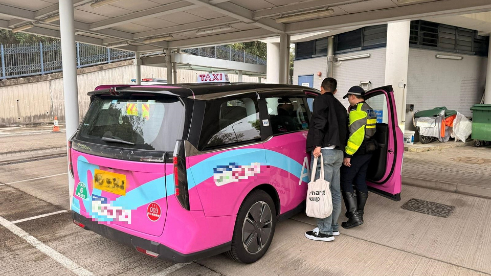 警方深圳灣打擊的士非法招攬乘客 票控63及75歲司機