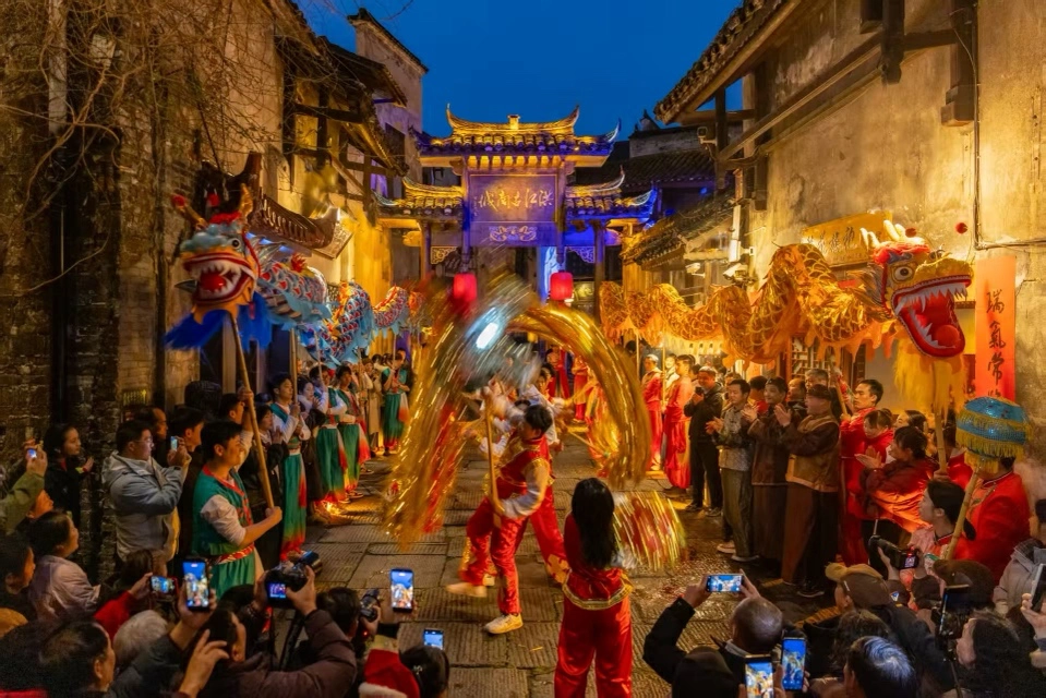 洪江古商城：元宵「喜送龍」 千年商埠再燃煙火盛景
