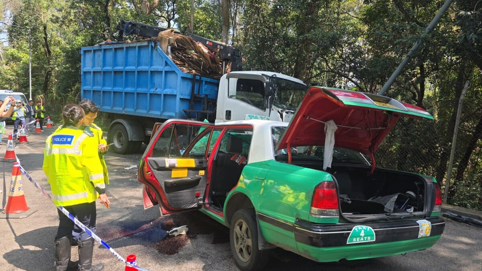 粉錦公路的士與貨車相撞 五旬的士男司機與八旬女乘客死亡