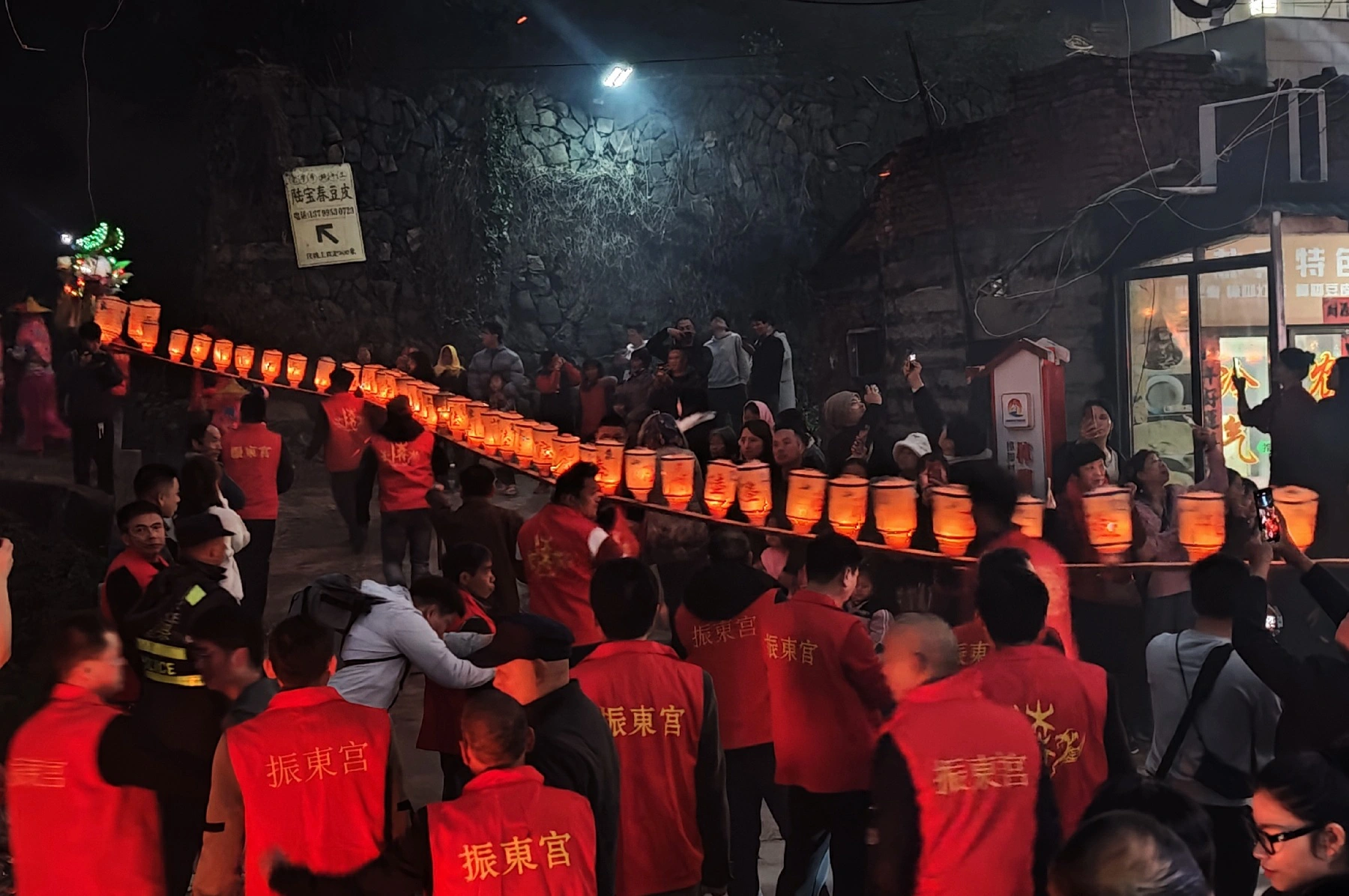 福建泉港：百年板凳龍燈迎新春