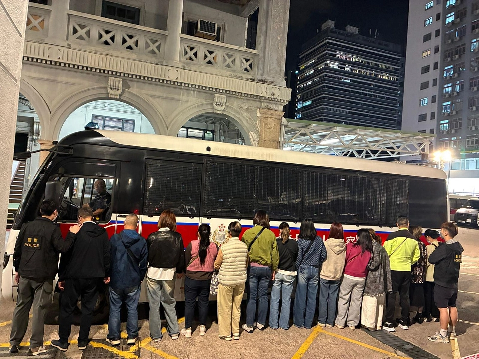 警方旺角破非法賭檔 拘捕15名男女