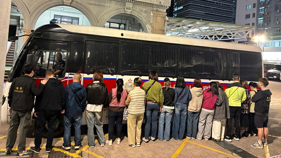 警方旺角捣破非法賭檔 拘捕15名男女