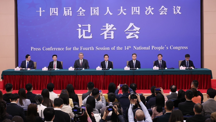 全國兩會 | 中國人民銀行行長：中國沒有必要也無意通過匯率貶值獲取貿易競爭優勢