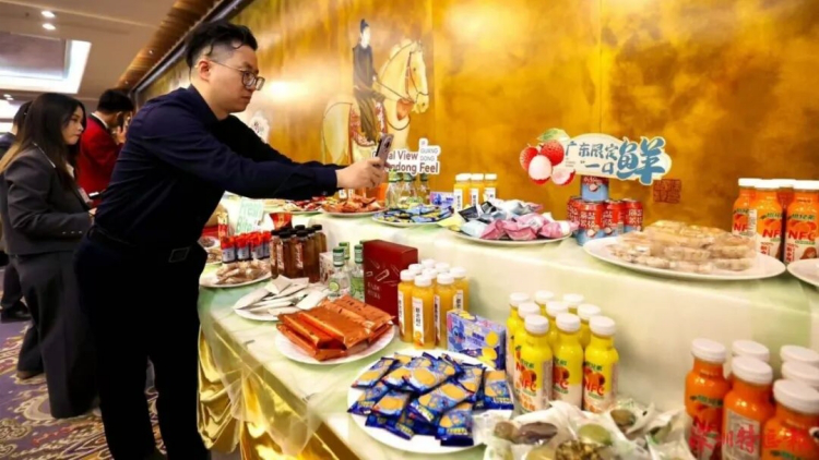 全國兩會 | 廣東代表團開放日，廣貨很火，「華強北八駿」很俊！