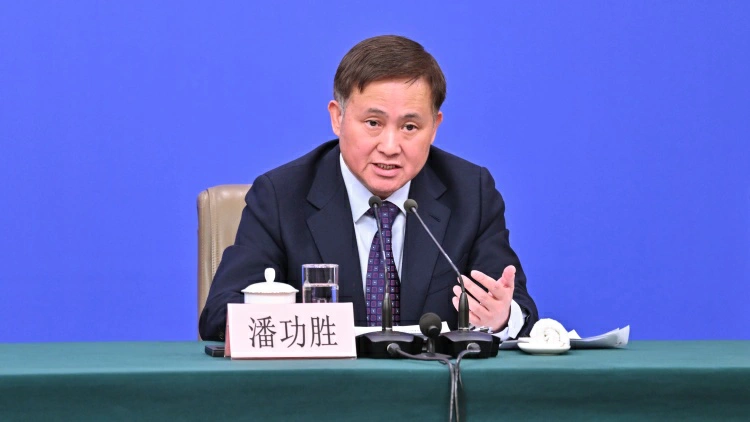 潘功勝：中國金融健康平穩 高風險中小金融機構數量減半