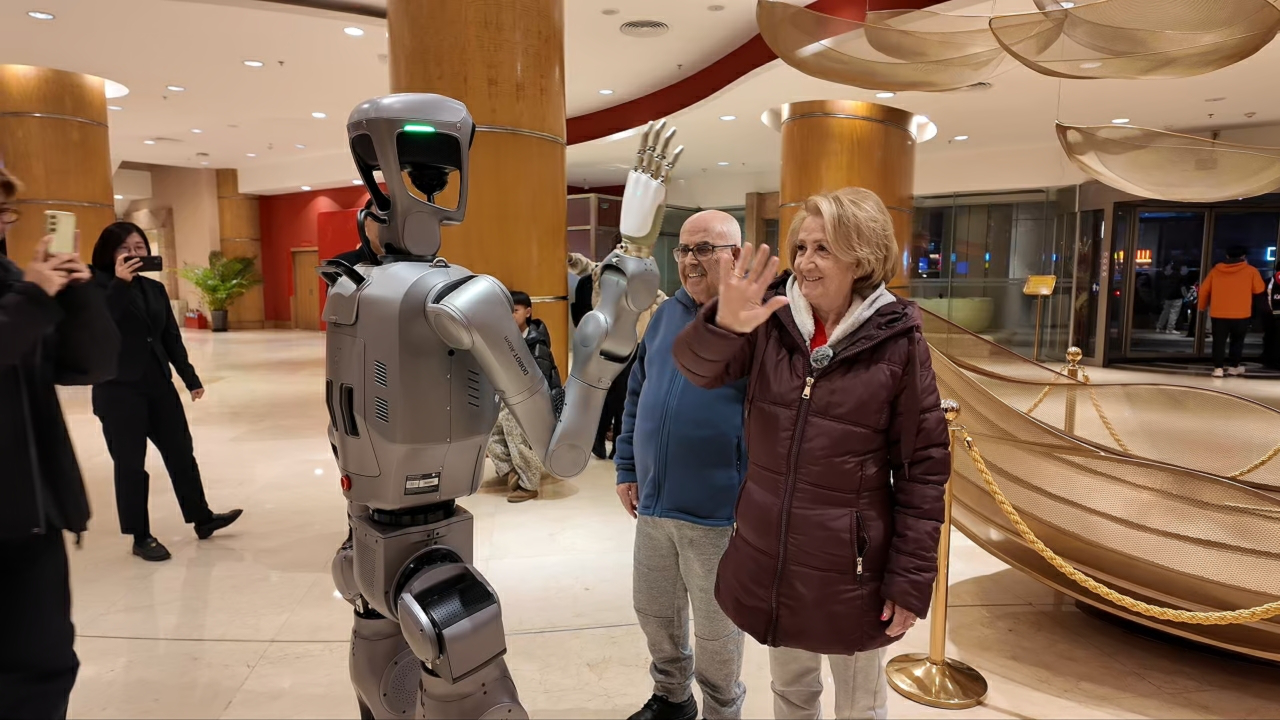 有片丨越疆人形機器人亮相2026全國兩會報道