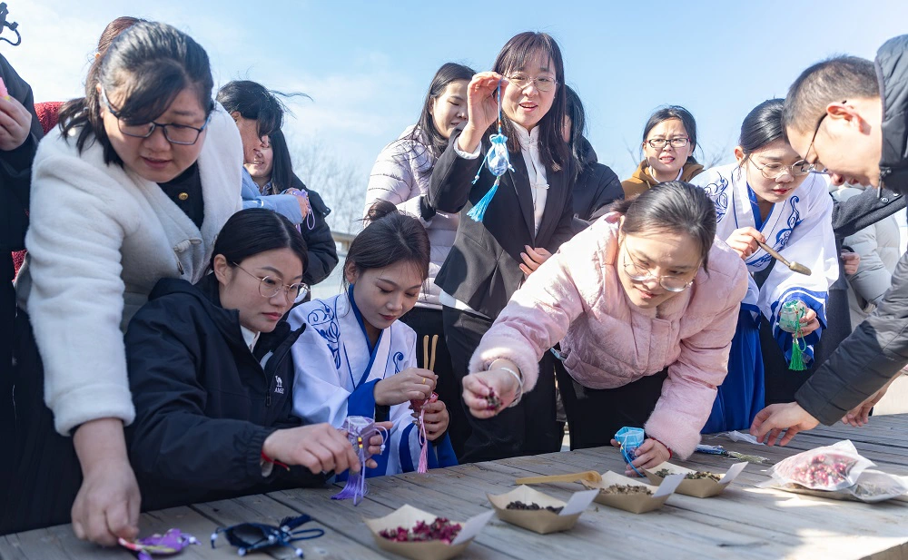 山東臨沂：中醫藥護芳華