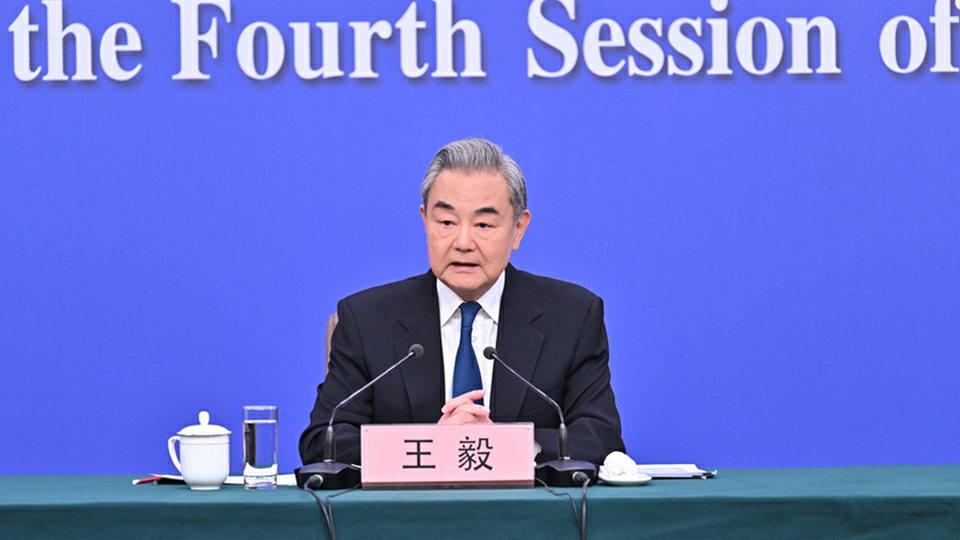 全國兩會 | 王毅談伊朗局勢：停止軍事行動 避免升級蔓延