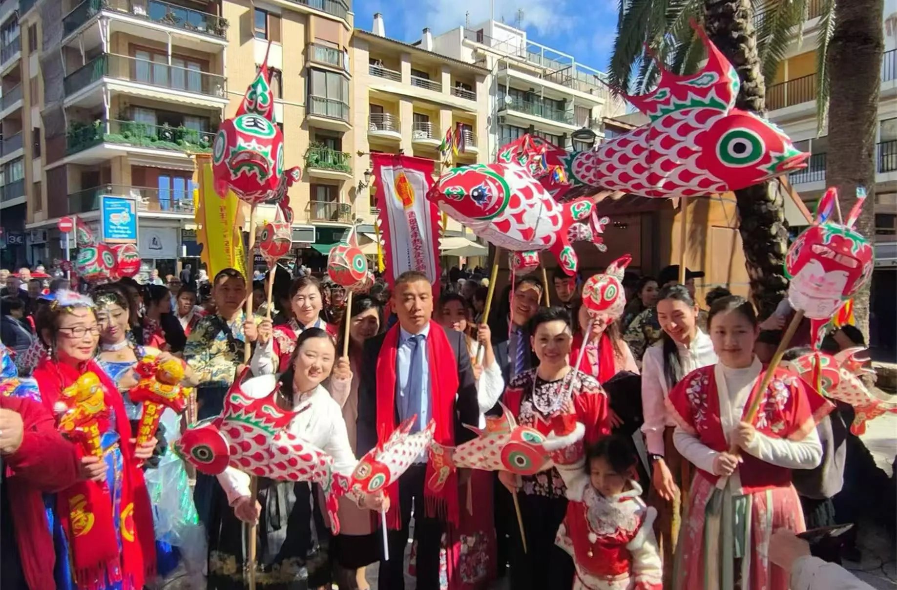 有片|黃山文化名片徽州璀璨民俗  歙縣徽州魚燈西班牙巡遊第三站走進貝尼多姆