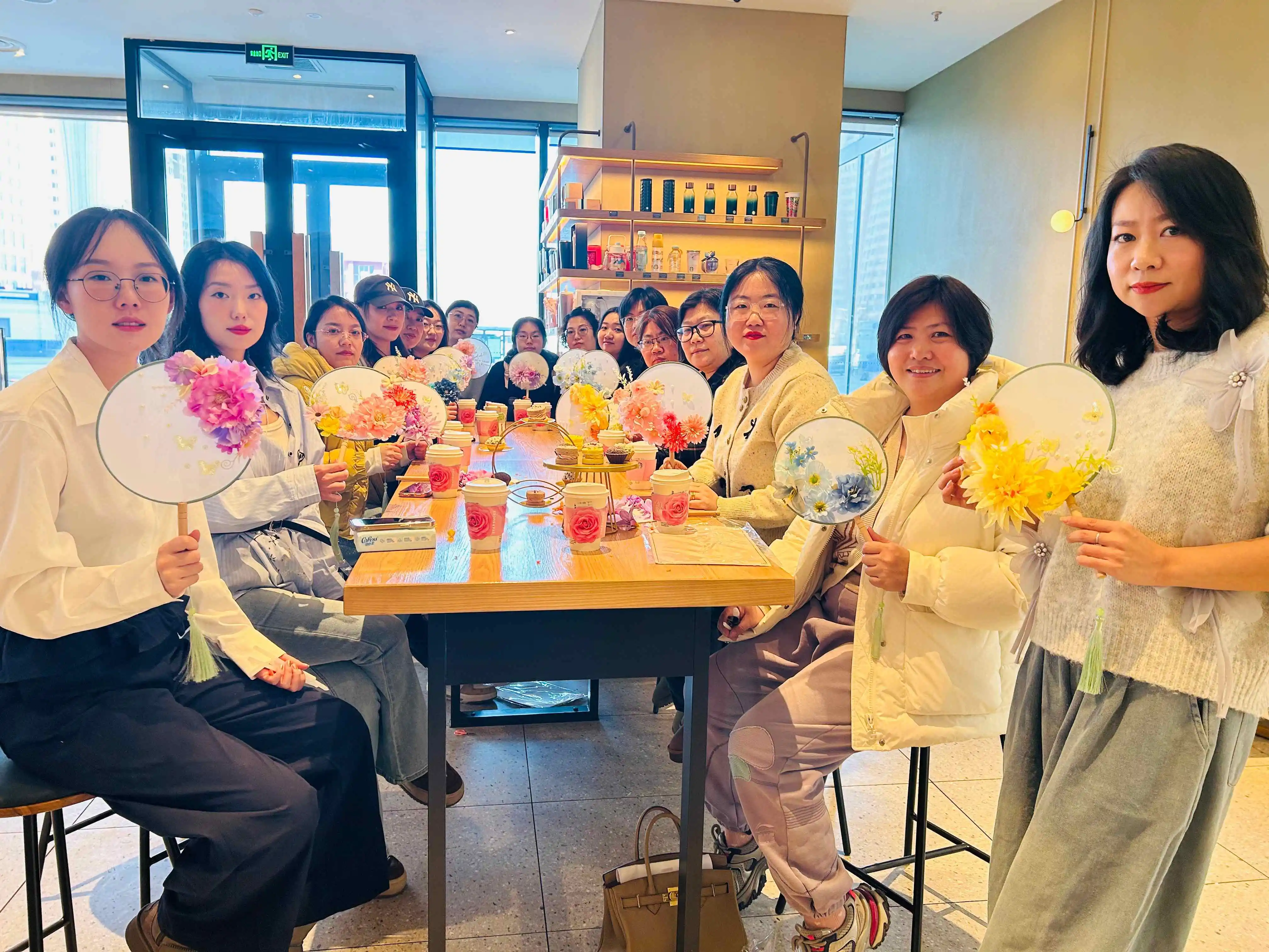 有片｜哈市香坊區鐵成社區聯合哈東萬達廣場為女性工作者送上「錦色」節日禮