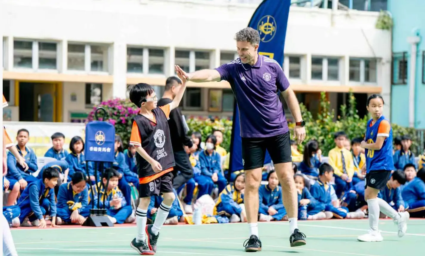 到訪校園親自落場以波會友 朗尼莊臣勉勵小球員堅持夢想