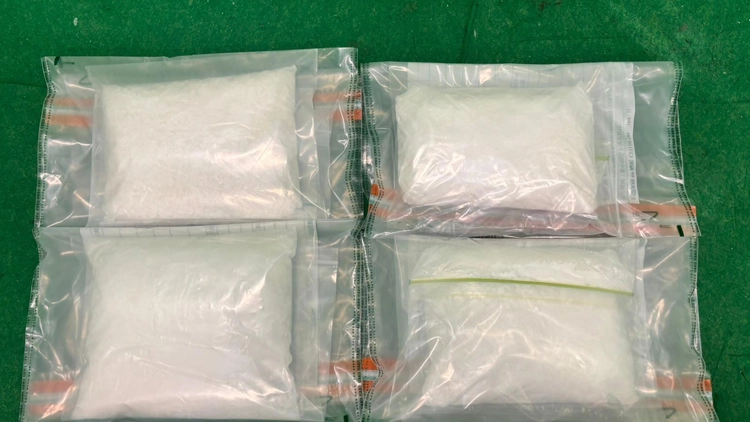 海關機場檢約4公斤懷疑可卡因 拘捕吉隆坡抵港67歲男子