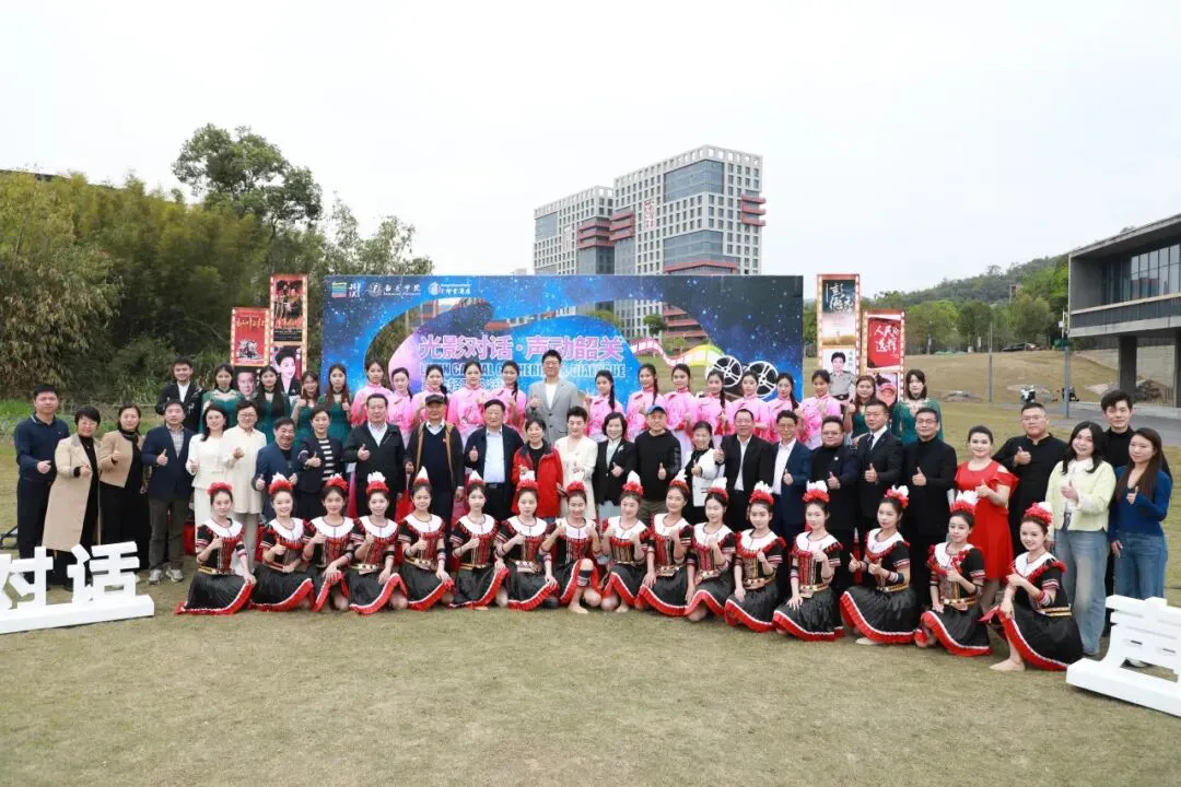 韶關學院把藝術課堂搬到草地上解鎖課堂的全新打開方式