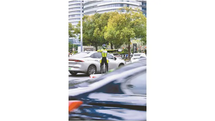 機器人當上了「交通指揮官」