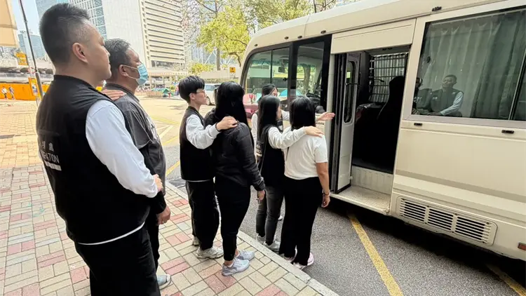 入境處拘20名外籍家庭傭工及僱主 3人涉非法擺攤