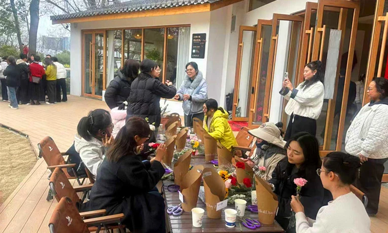 皖休寧萬安鎮：春日山野覓閒趣 鄉村民宿引客來