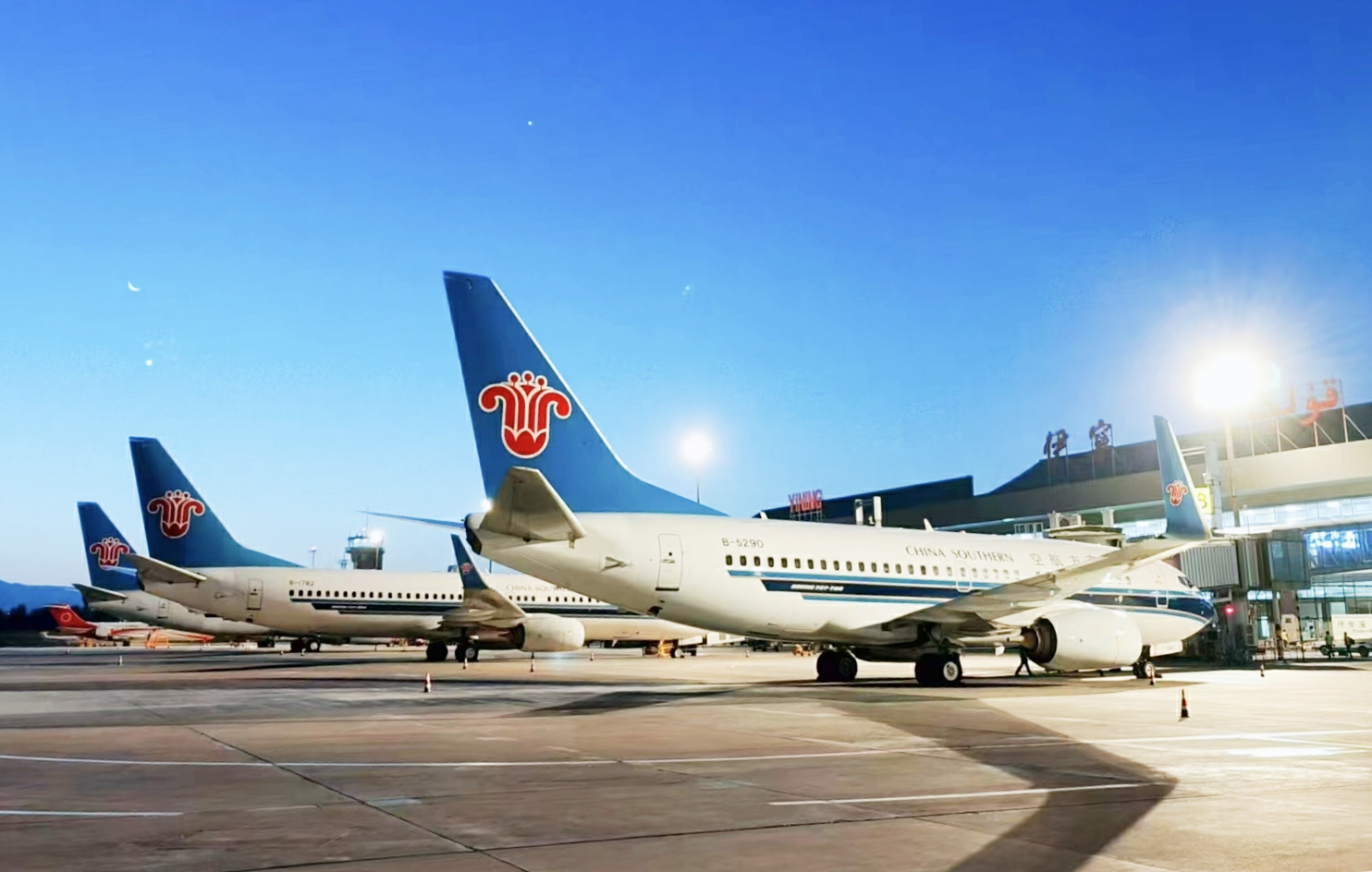 南方航空伊犁基地正式揭牌成立 「一主兩翼」繪就「空中絲路」新圖景