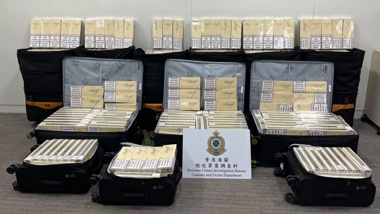 海關「晴空」行動打擊航空旅客走私香煙及相關私煙貯存倉庫