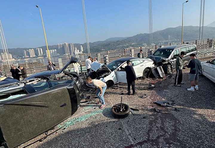 有片〡青馬大橋10車相撞2人被困 港鐵加強東涌線服務