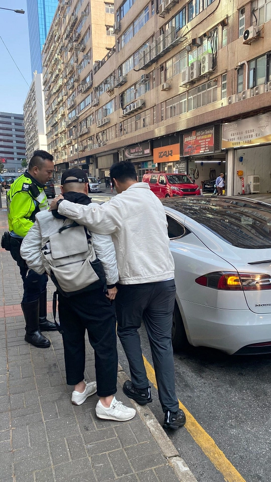 警方東九龍打擊白牌車 拘兩司機涉非法載客取酬