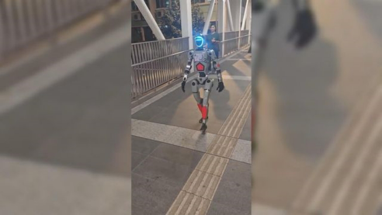 澳門女途人被機械人嚇到送院 警「押走」涉事機械人