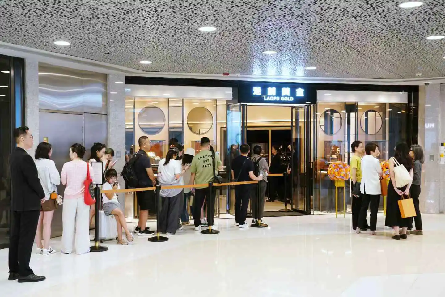 老鋪黃金發盈喜 2025年銷售業績料破300億