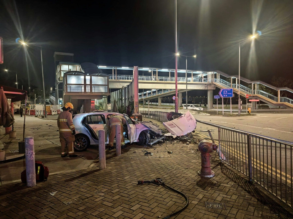 深井私家車疑失控自炒撞欄 車頭冒煙司機受傷