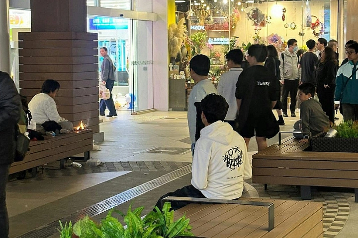 天水圍女子點火燒雜物 途人持滅火筒戒備報警