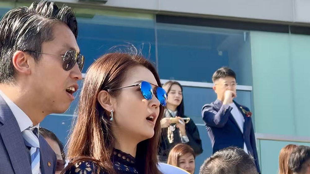 有片｜樂善堂盃頒獎前夕 陳庭欣戴藍超現身 着藍色短裙狀態好