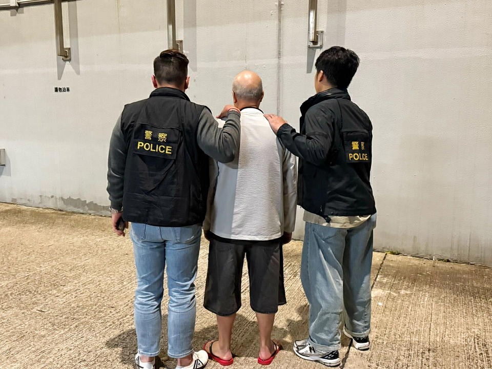 警方秀茂坪擒六旬慣犯 專偷剃鬚刀片涉8案失2.5萬元 